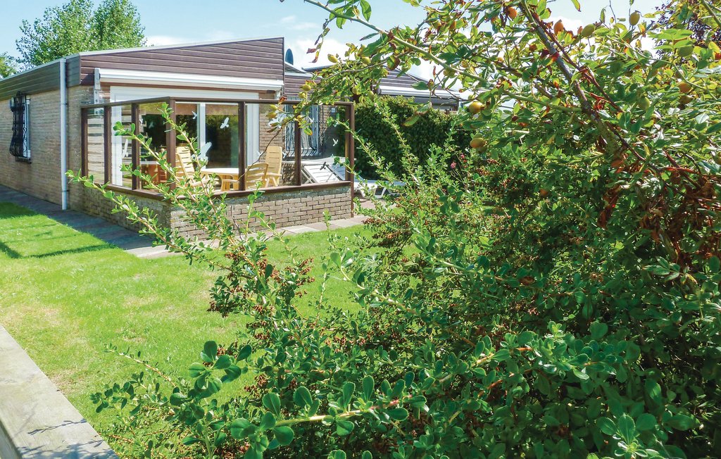 Dieses Ferienhaus in Callantsoog genießt eine sehr schöne Lage. Ein paar Minuten zu Fuß bringen Sie in die gemütliche Stadtmitte und an den Strand. 5 Personen finden in drei Schlafzimmern Platz. I..
