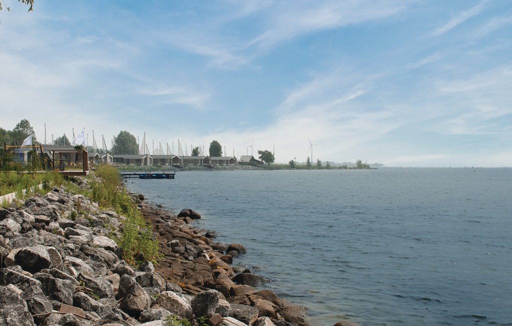 Genießen Sie Ihren Urlaub in diesem modernen Ferienhaus für vier Personen direkt am Markermeer. Der ideale Rahmen für einen schönen Urlaub, es hat eine schöne geräumige Lounge, in der Sie auch b..