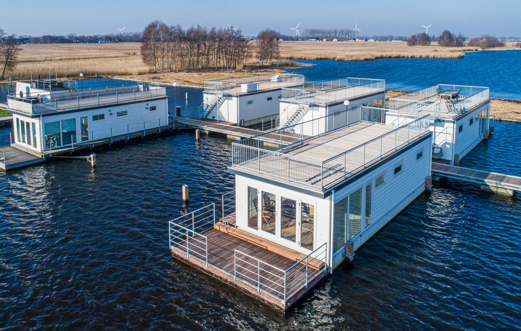 Dieses fantastische schwimmende Haus für vier Personen befindet sich am Rande eines Yachthafens und bietet Ihnen einen wunderschönen Panoramablick auf das Wasser. Die große Dachterrasse bietet glei..