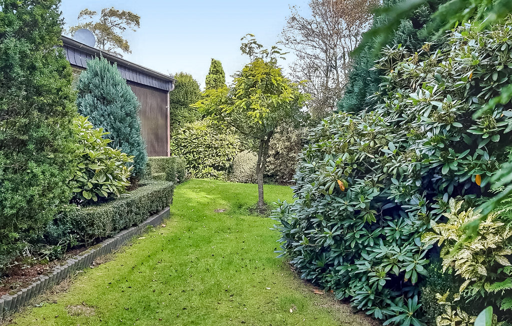 Behagliches Ferienhaus im Ferienpark mit viel Grün, einem Teich und einem Sportplatz. Gepflegter Garten, von Hecke umschlossen. Kanustrecke und Radweg hinter dem Haus. Möblierte Terrasse in Südlage..