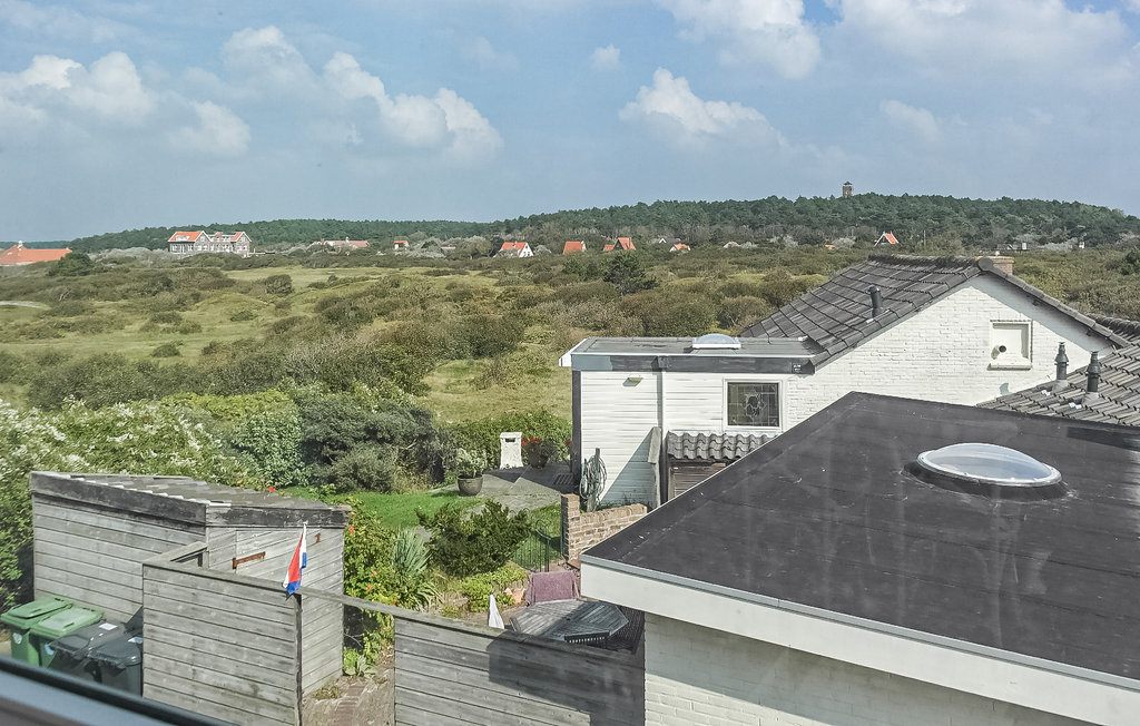 Schöne Ferienwohnung nur wenige Gehminuten vom Strand entfernt. 

Dieses moderne Apartment bieteteine tolle Aussicht auf das wunderschöne Dünengebiet. Es erwartet seine Gäste im 1. Stock eines Hau..