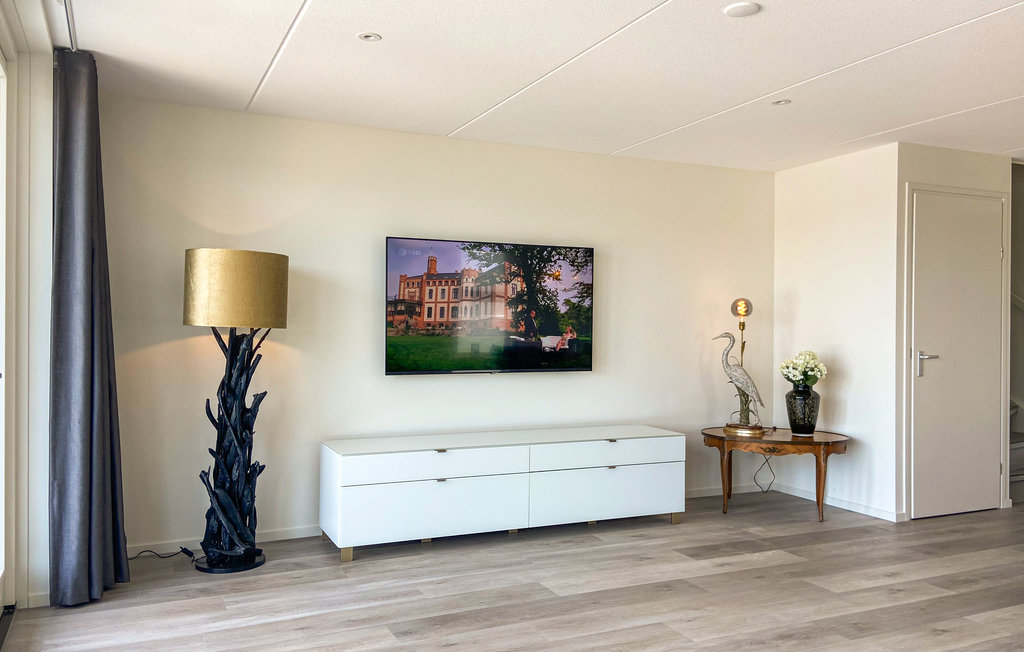 Geniet van een heerlijke vakantie aan zee in dit vakantiehuis met sauna.

Welkom in Den Oever! Dit moderne en comfortabele vakantiehuis ligt op een uitstekende locatie op loopafstand van het strand. G..