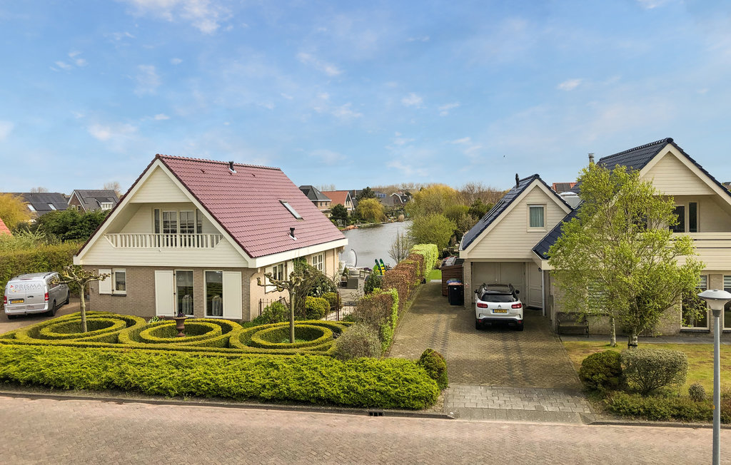 Willkommen in diesem idyllisch gelegenen Ferienhaus!

Nur einen Katzensprung von den Dünen entfernt liegt dieses komfortable Haus. Genießen Sie die gemeinsame Zeit in den geschmackvoll möblierten R..