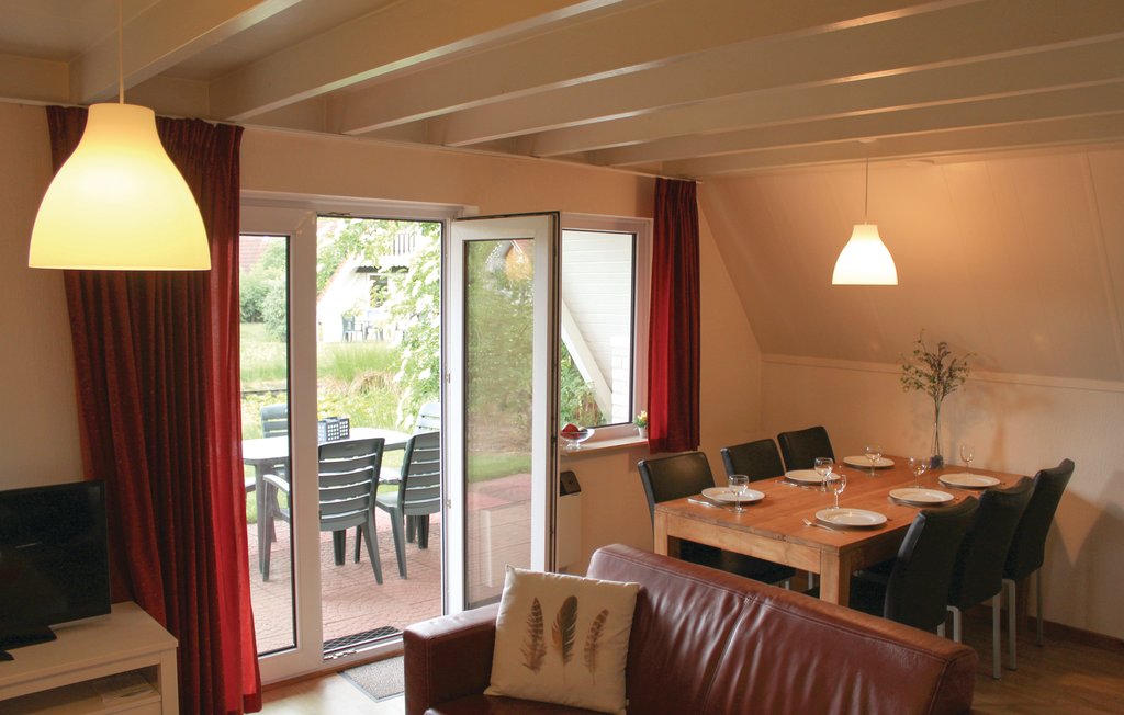 Dieses gepflegte Ferienhaus in Overijssel erwartet Sie in einem mit vielen Freizeitangeboten gesegneten Ferienpark, in Gramsbergen. Im Erdgeschoss dieses gepflegte Ferienhaus liegen das Wohnzimmer mit..