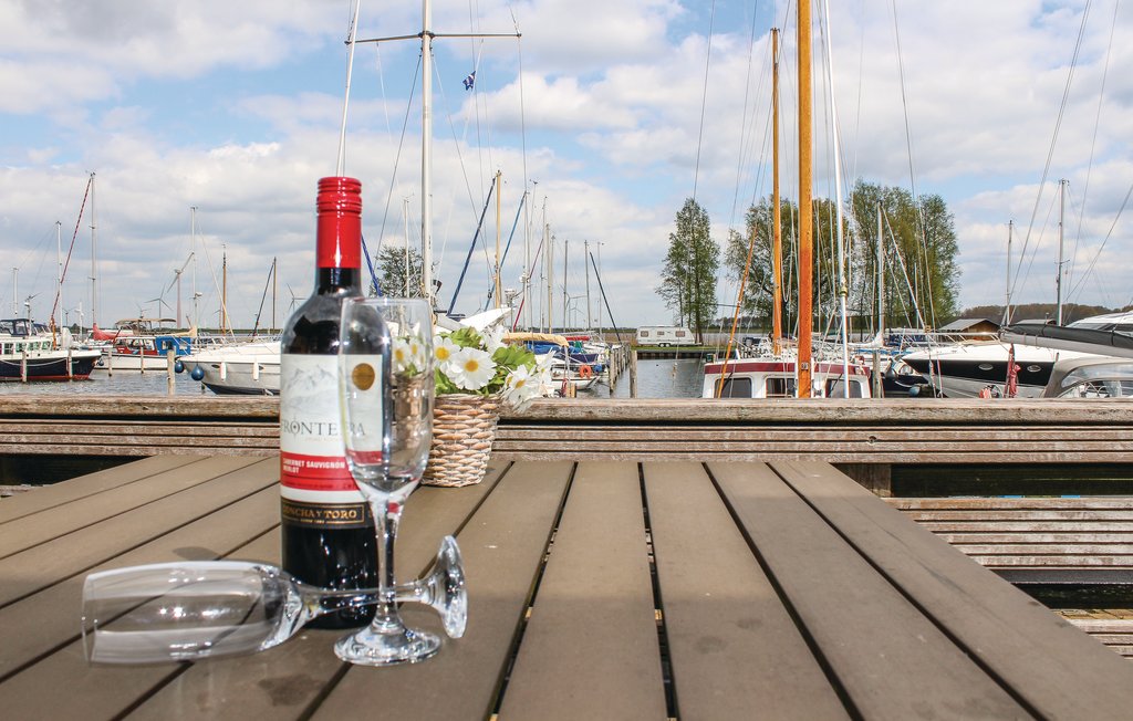 Direkt am Hafen und mit Blick auf das Wasser und die Boote erwartet Sie dieses schöne Ferienhaus in Bunschoten-Spakenburg.

Freuen Sie sich auf dieses stilvolle und mit viel Liebe eingerichteten Feri..