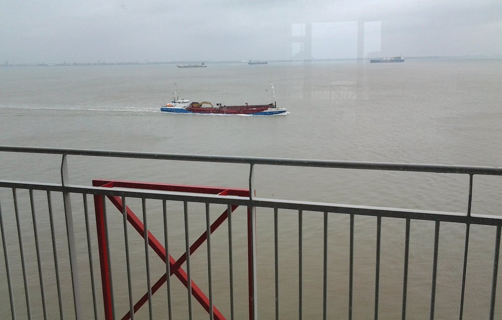 Gelegen direkt an der Westerschelde, am Außendeich, erwartet Sie diese geräumige Ferienwohnung auf der 8. Etage. Bei heiterem Wetter blicken Sie auf Vlissingen, auf der anderen Seite des Wassers. Ta..