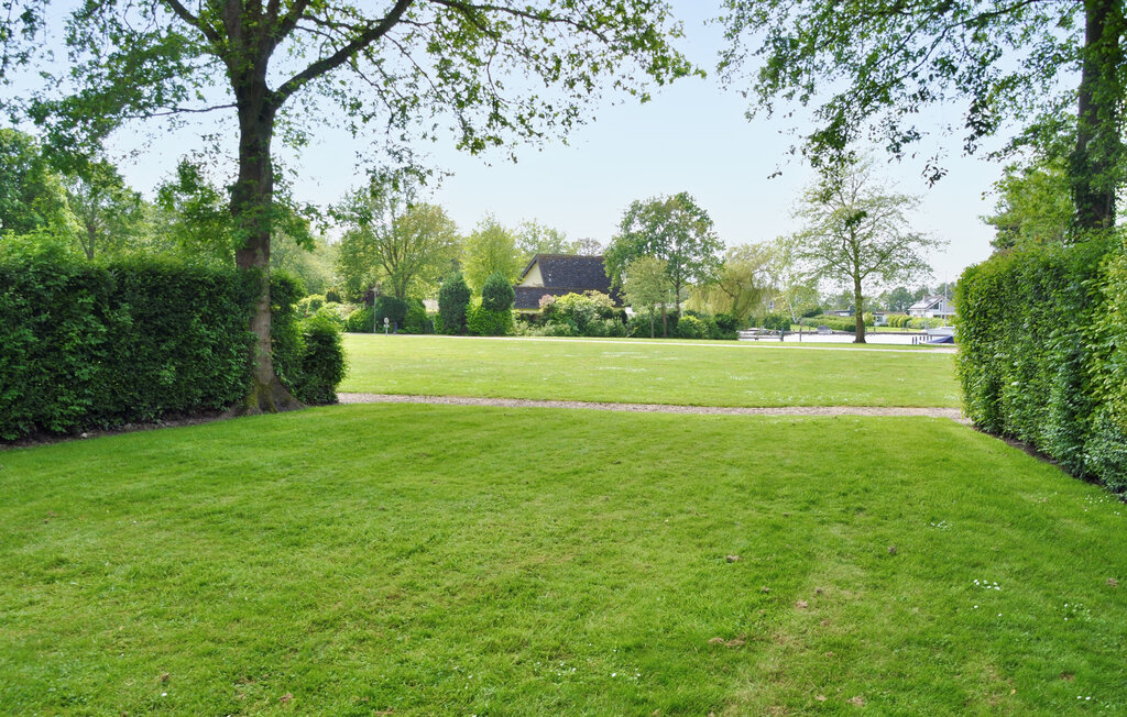 In diesem wunderschön gelegenen Ferienhaus verbringt die ganze Familie einen erholsamen Urlaub am See. Das Ferienhaus verfügt über einen großen Garten mit Blick auf das Wasser. In der Umgebung kö..
