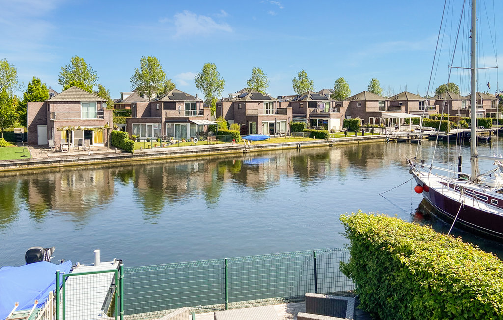 Welkom in dit moderne vakantiehuis op een ideale locatie direct aan het water.

Vissers en zwemliefhebbers opgelet, voor u is dit comfortabele huis de ideale plek voor een fantastische vakantie. Ook w..