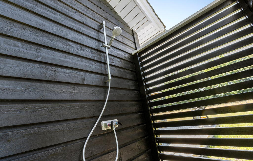 Dit comfortabele vakantiehuis verwelkomt je met uitnodigende charme op een open perceel.

Maak van je vakantie een succes en geniet van dit lichte huis vol natuurlijk licht. Het stijlvolle interieur e..