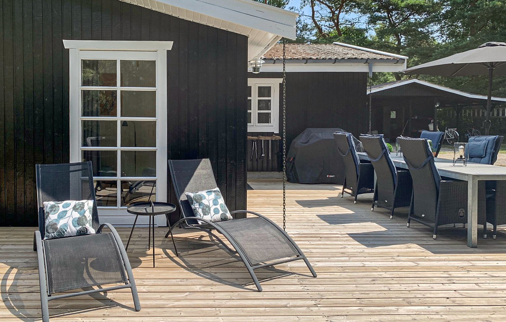 Gemütliches Holzferienhaus mit behaglicher Einrichtung und viel Platz. Großes Bad mit Sauna. Sie wohnen in einer ruhigen Freizeithaussiedlung, haben eine schöne Terrasse und einen Garten mit Platz ..