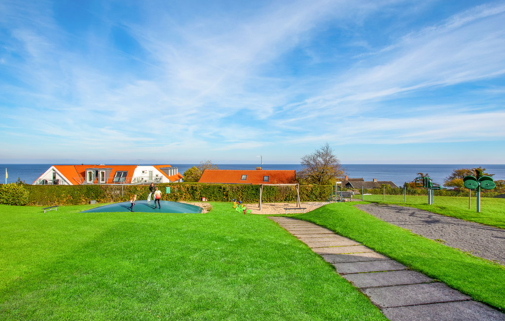 Mooie vakantiewoning met zeezicht en gedeeld buitenzwembad in vakantiepark Gudhjem, op slechts 250 m van de kust.

Welkom in dit lichte en modern ingerichte vakantiehuis. Het interieur is in een mooie..