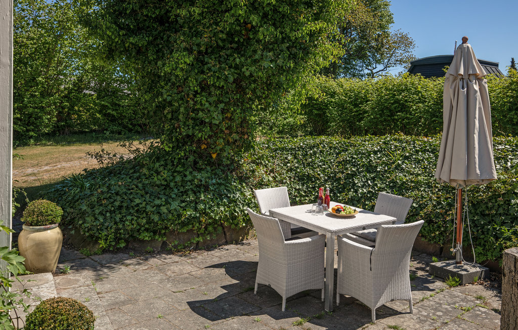 Zeer mooi en goed onderhouden houten vakantiehuis op een afgelegen natuurgrondstuk op slechts 100 m van het mooie Balka-strand en een gezellig zomercafé.

Welkom in dit mooie vakantiehuis, waarvan de..