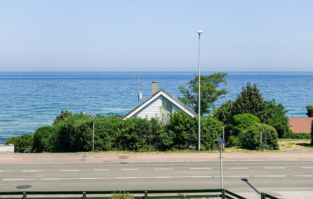Fantastisches Ferienhaus auf zwei Etagen mit beeindruckendem Meerblick.

Sie wohnen in Sandkås, in der Nähe von Tejn, nur 50 Meter vom Meer entfernt. Hier finden Sie einen schönen Sandstrand, Klipp..