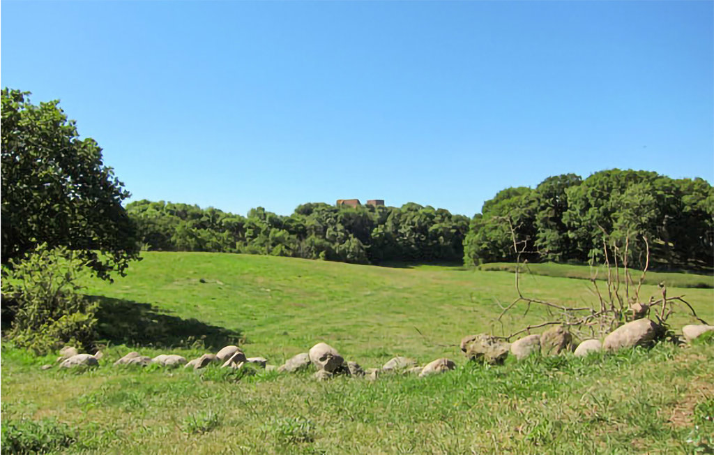 Uitnodigend vakantieappartement met twee verdiepingen op een natuurgrondstuk, dicht bij enkele van de populairste excursiebestemmingen van Bornholm.

Het natuurlijke ontmoetingspunt van het huis is de..