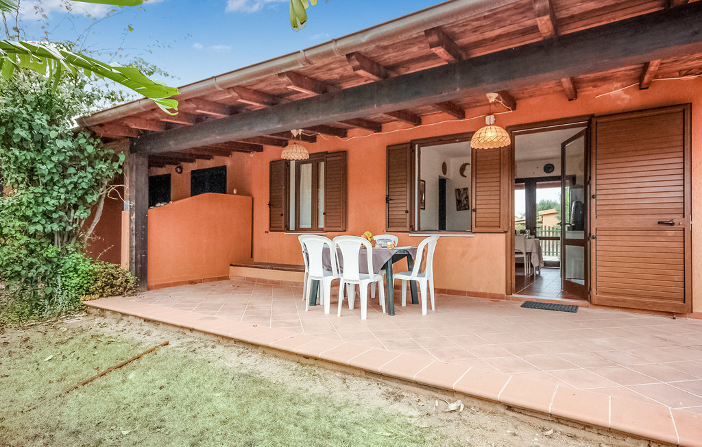 Wohnung in einem Reihenhaus zwischen Hügeln und typisch mediterraner Vegetation gelegen, 50 m vom Strand von Costa Rei, an der Südostküste Sardiniens. Eingezäunter Garten und überdachte Terrasse,..