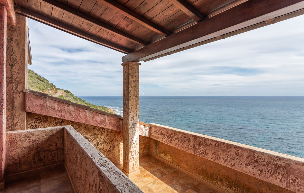 Rijtjeshuizen in een door groen omgeven residentie niet ver van het strand in Villaputzu aan de zuidoostkust van Sardinië ten noorden van de Costa Rei.

Een fijn zandstrand en een zacht glooiende zee..
