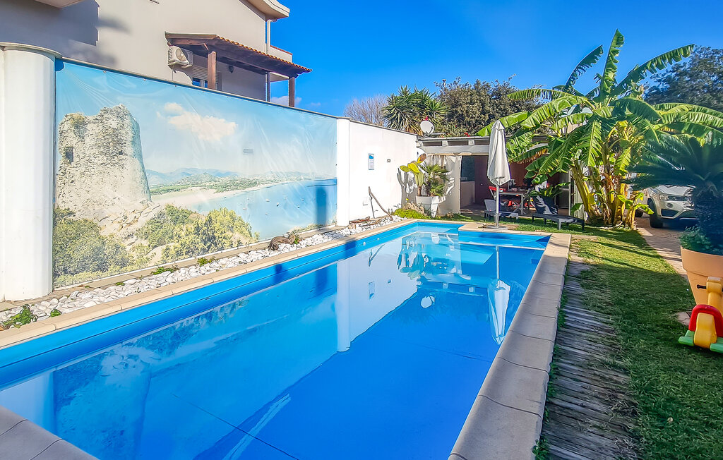 Droomt u van een zonnige familievakantie op Sardinië? Dan is deze vakantiewoning met gedeeld zwembad een goede keuze.

U vindt dit vakantiehuis in een woonwijk buiten Cagliari. De praktische en goed ..