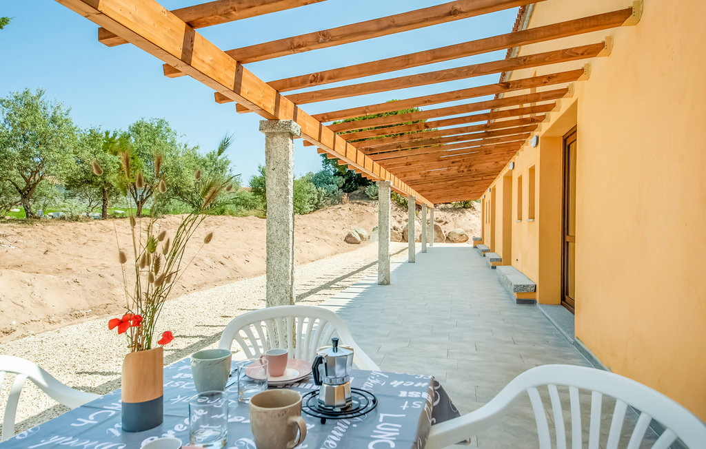Etwas auβerhalb der Weinstadt Badesi heiβt Sie dieses einladende Reihenhaus mit gemeinsamem Auβenpool willkommen.

Nutzen Sie dieses Ferienhaus auf einem groβen gemeinsamen Grundstück in ländlic..