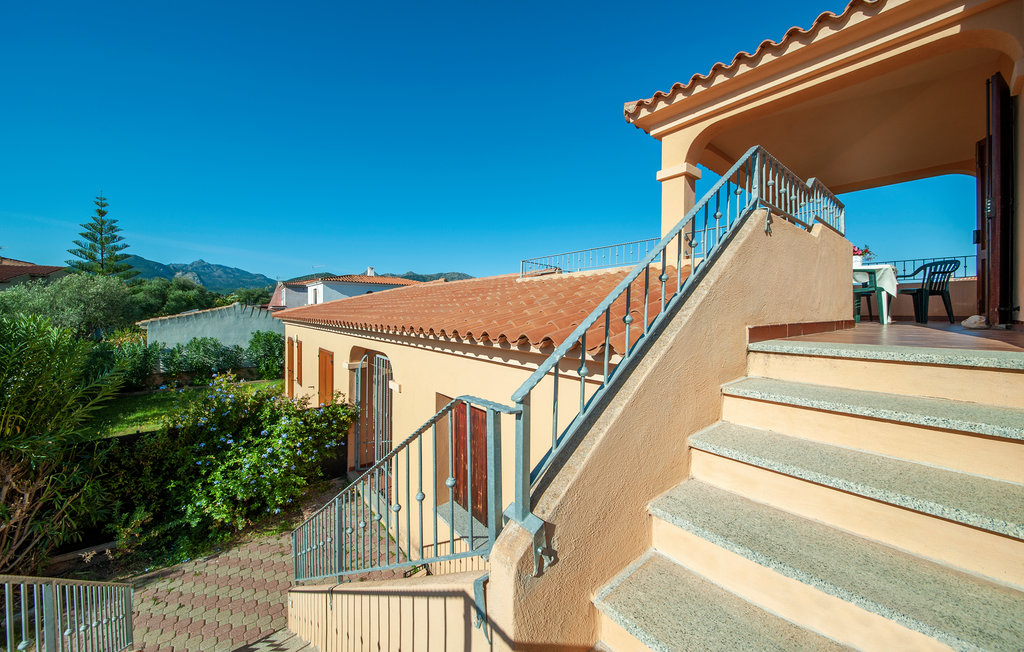 Aktivurlaub in San Teodoro. Eine schöne Terrasse mit Panoramablick auf die Insel Tavolara und die wunderschönen Berge Sardiniens. Ferienwohnung im ersten Stock einer Wohnanlage. Die teilweise überd..