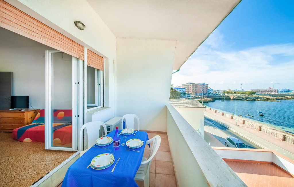 Dit aangename appartement ligt direct aan de boulevard en heeft een balkon met uitzicht op zee. Het appartement is functioneel ingericht en zowel de slaapbank als het tweepersoonsbed bevinden zich in ..