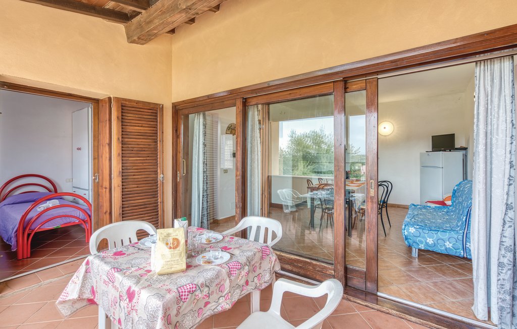 Ferienwohnung in Isola Rossa in einer Anlage 600 m vom Meer entfernt. Die Apartments befinden sich in Reihenhäusern, die von Wegen, Blumen und hohen Bäumen begrenzt werden und einen angenehmen Schat..