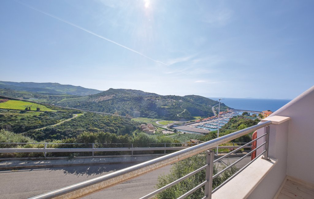 Mooi zolderappartement (1e verdieping) met uitzicht op het karakteristieke gehucht Castelsardo en de Golf van Asinara. Het appartement bestaat uit een grote open ruimte met woonkamer-keuken, twee twee..
