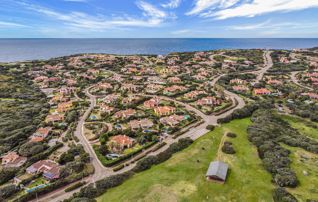 Mooie vakantiewoning met gemeenschappelijk zwembad.

De flat ligt in een wooncomplex op een heuvel met uitzicht op zee, 8 km van Stintino en ongeveer 3 km van het witte strand van Le Saline. U bevindt..