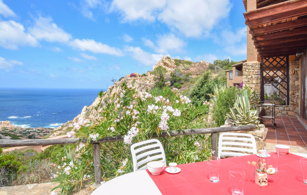 Geniet van een heerlijke vakantie op Sardinië in dit vakantiehuis met uitzicht op zee.

Aan de noordkust van Sardinië, in het kustgebied Costa Paradiso, verwelkomt dit vakantiehuis u met een prachti..