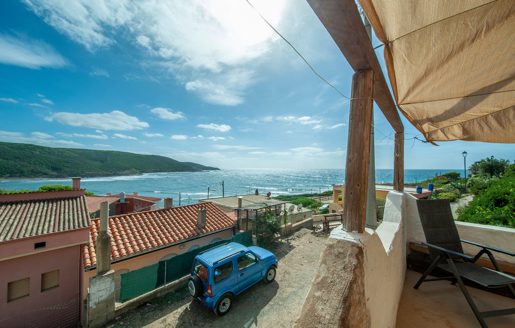 Deze vakantiewoning heeft een werkelijk schitterend uitzicht op het strand van Porto Palma vanaf het terras, dat in de zomer gedeeltelijk in de schaduw ligt. Het appartement is licht ingericht en heef..