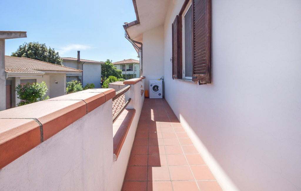 Genießen Sie einen erholsamen Urlaub in dieser geräumigen Ferienwohnung.

Die Wohnung begrüßt ihre Gäste im 1. Stock und bietet mit 3 Schlafzimmern, 2 mit Doppelbetten und eins mit 2 Einzelbetten..