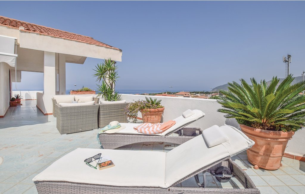 Appartement in een twee-onder-één kap in Santa Maria di Castellabate, op slechts 500 meter van het strand, met een prachtig panoramisch terras en een balkon dat het huis bijna volledig omringt. Op 1..