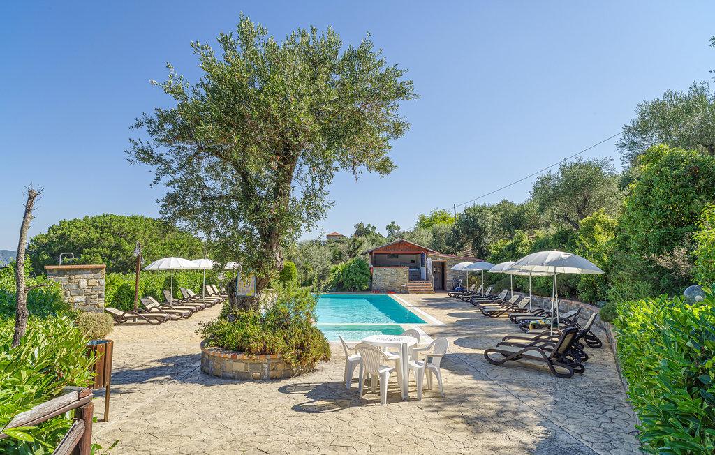 Elegant vakantiehuis op een landgoed omringd door de weelderige natuur van de Cilento Vallo di Diano en Alburni National Park aan de voet van Monte Stella. Het buitengedeelte bestaat uit een grote, be..