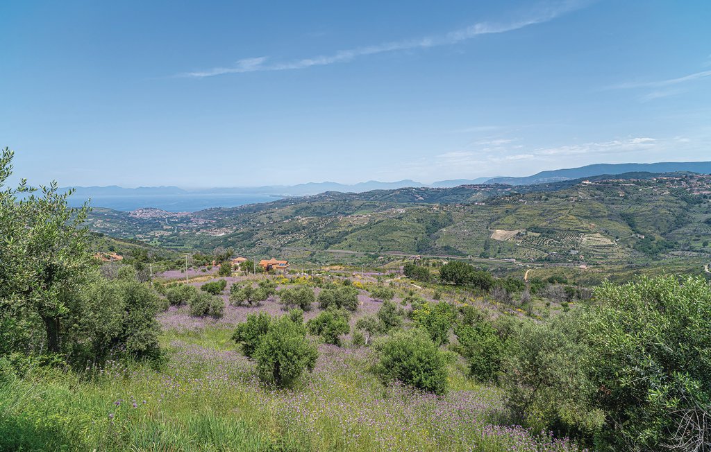 Appartement in een complex genesteld in de weelderige natuur van het Cilento National Park. Het is gelegen in een panoramische positie op 15 minuten rijden van de prachtige baai van Trentova in Agropo..