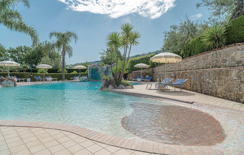 In den Hügeln von Cilento in Laureana Cilento, in Panoramalage mit Blick auf das Meer, befindet sich diese helle und einladende Ferienwohnung. Das Zwischengeschoss ist zum Wohnzimmer geöffnet und bi..