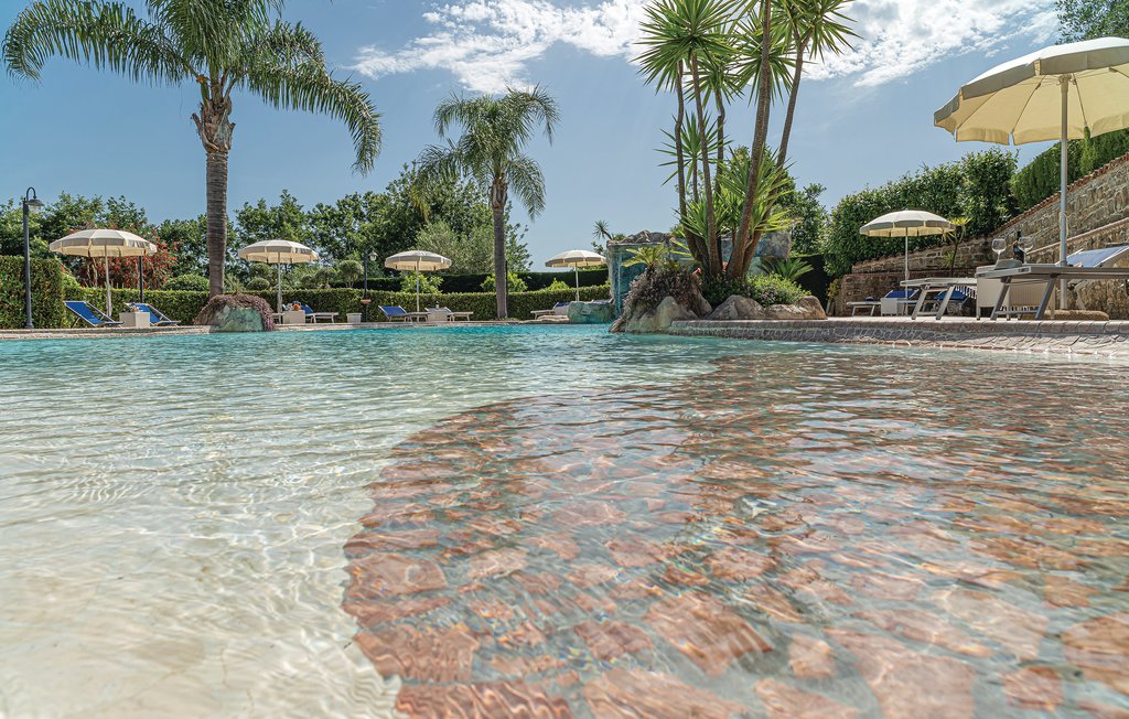 In den Hügeln von Cilento in Laureana Cilento, in Panoramalage mit Blick auf das Meer, befindet sich diese helle und einladende Ferienwohnung. Das Zwischengeschoss ist zum Wohnzimmer geöffnet und bi..