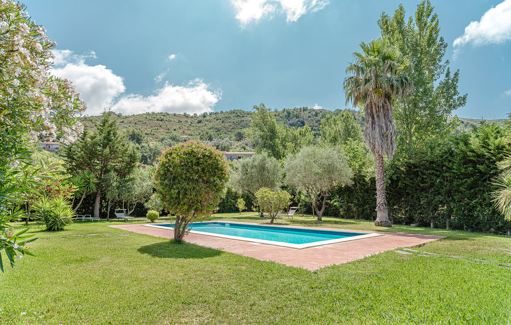 In der Nähe von Montecorice, im Herzen von Cilento, befindet sich dieses schöne Ferienhaus mit privatem Pool, nur 1,5 km vom Meer und 5 km von Castellabate entfernt. Die Villa bietet große, sorgfä..