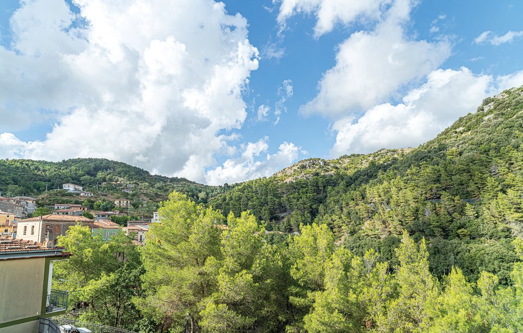 Dit vakantiehuis ligt in het pittoreske en oude gehucht Torraca in de provincie Salerno. Het dorp Torraca was de geboorteplaats van de schilder Biagio Mercadante, wiens vergrotingen verspreid zijn ove..