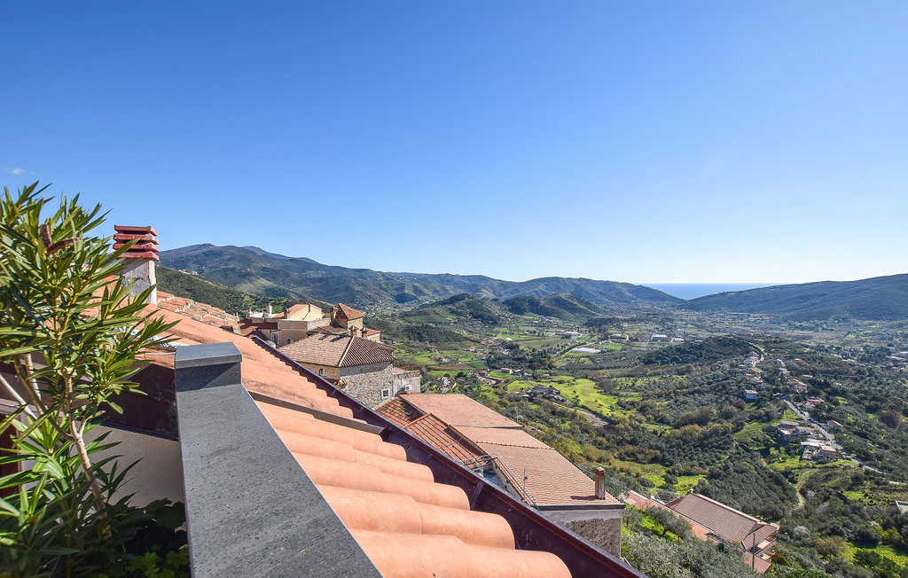 Diese Ferienwohnung im Herzen des alten mittelalterlichen Dorfes Castellabate ist eine Mansardenwohnung mit einer Terrasse mit schönem Blick auf das Meer und die Dächer des Dorfes. Sie besteht aus e..