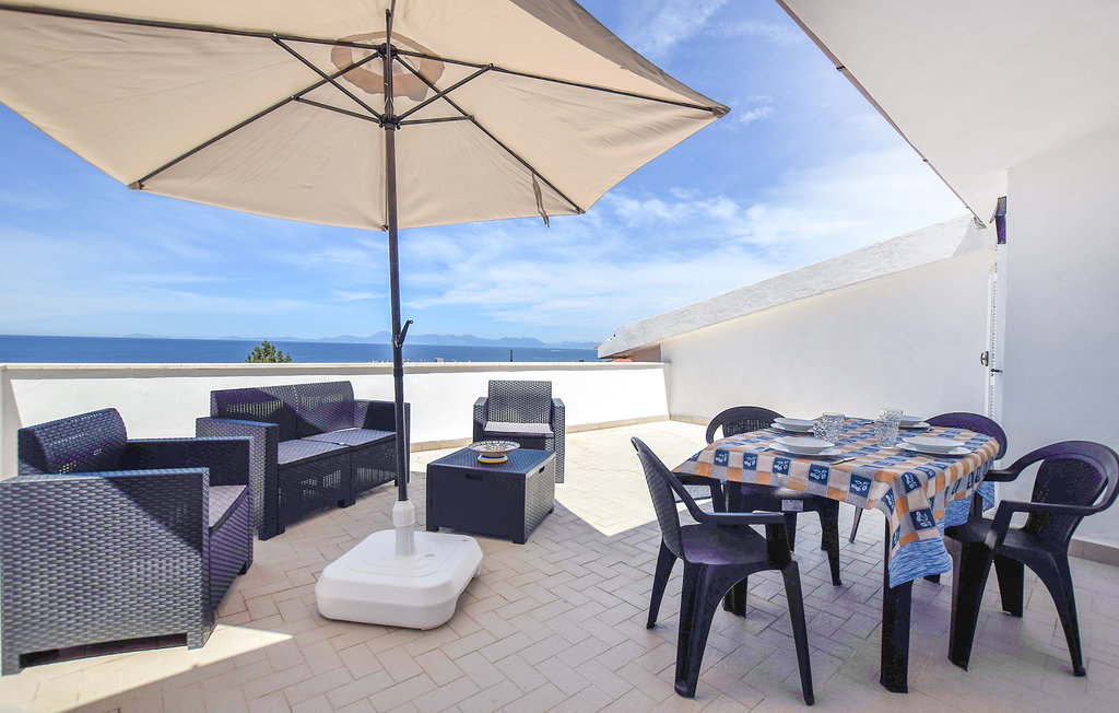 Ruime flat op de bovenste verdieping met uitzicht op zee voor een onvergetelijke vakantie.

In deze vakantiewoning brengt u uw vakantie door op slechts 100 m van het centrale plein van Santa Maria di ..