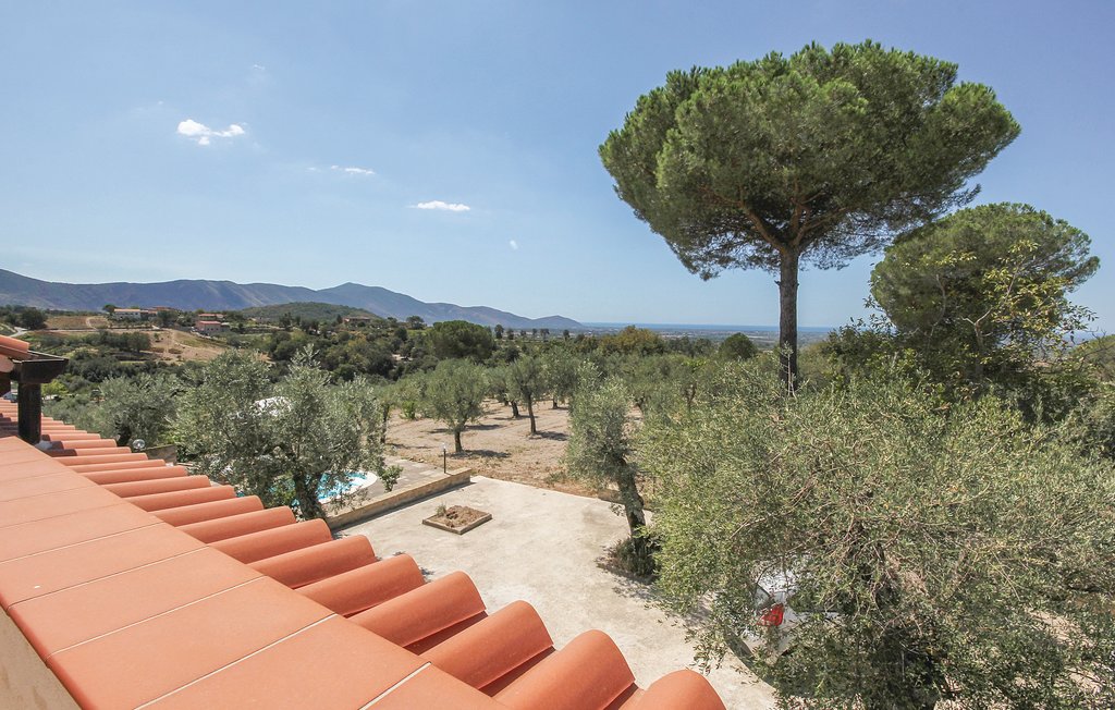 Schönes Ferienhaus mit Pool, nur 15 km von den Stränden von Baia Domizia und 20 km von den Stränden von Marina di Minturno entfernt. Die Unterkunft ist von Olivenbäumen und dem großen Gemüsegart..