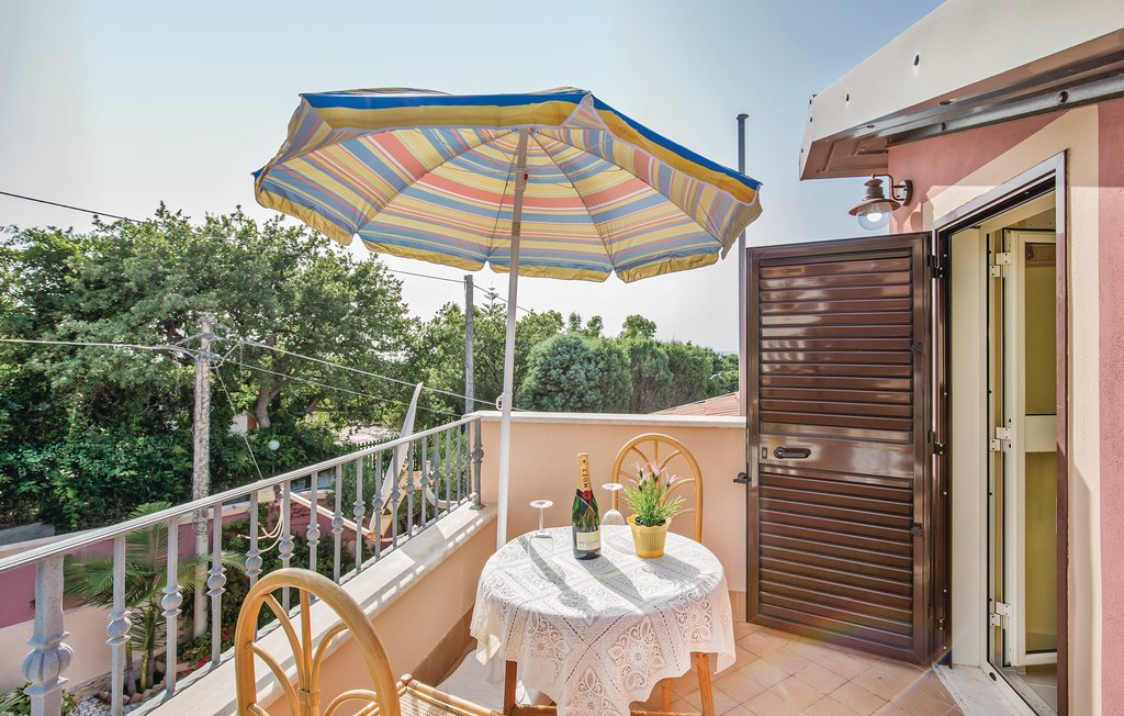 Deel van een twee onder een kap woning met uitzicht op zee, ongeveer 1400 m van het strand van Grotticelle. Het gebied is Capo Vaticano, in de buurt van de stranden van de beroemde Costa degli Dei. Uw..