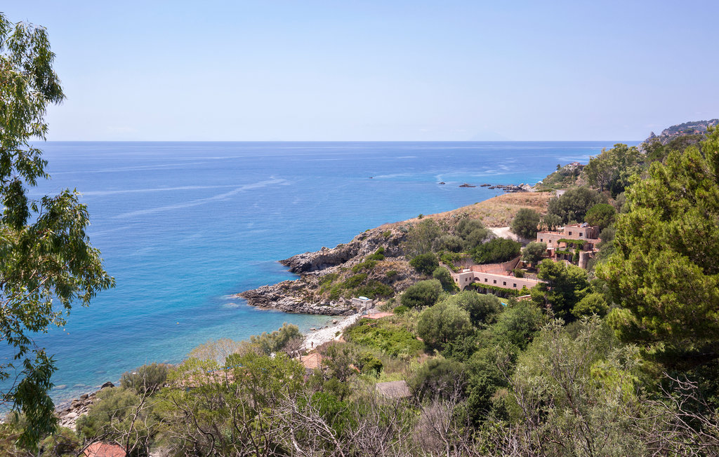 Appartement op de begane grond van een tweegezinswoning in Capo Vaticano, aan de baai van Coccorino en op ongeveer 900 m van het rotsachtige strand, dat deze kuststrook kenmerkt, met zijn kristalhelde..