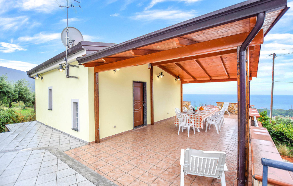 Dieses schöne Ferienhaus liegt 2,5 km von Praia a Mare entfernt in einer Panoramalage mit Blick auf das Tyrrhenische Meer entlang der Riviera dei Cedri in Kalabrien. Das Anwesen ist von einem umzäun..