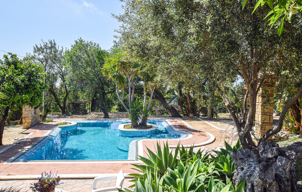 Dieses prächtige, unabhängige Ferienhaus mit privatem Pool in Saline Joniche an der ionischen Küste und nur 20 km vom Reggio Calabria entfernt liegt nur 650 m vom Meer entfernt. Die Schönheit der ..