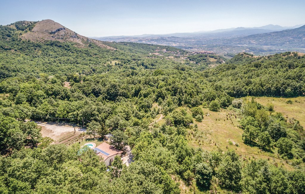 In San Lupo (Benevento) in einem Gutshof in den Hügeln von Sannio, an den Hängen des Berges Mutria, liegt dieses unabhängige Ferienhaus. Das Feriendomizil bietet viel Platz inmitten der Natur, idea..