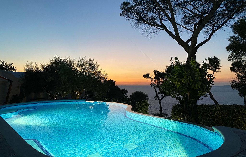 Geniet van een heerlijke vakantie in dit comfortabele vakantiehuis met zwembad en uitzicht op zee.

Op een fantastische locatie is dit ruime en luxe huis ideaal voor een vakantie met meerdere gezinnen..