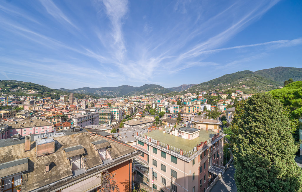 Elegante Wohnung mit Blick auf den Golf von Tigullio. Von der schönen Terrasse des Wohnzimmers genießen Sie die Sonne und die schöne Aussicht auf Portofino. Nur 5 Min. zu Fuß vom Strand, dem Park ..