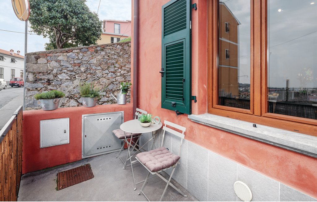 Gelegen in het kleine dorpje Pitelli, een paar kilometer van de prachtige stranden van Lerici en San Terenzo. Het appartement met eigen entree bestaat uit een woonkamer met een slaapbank en een kitche..