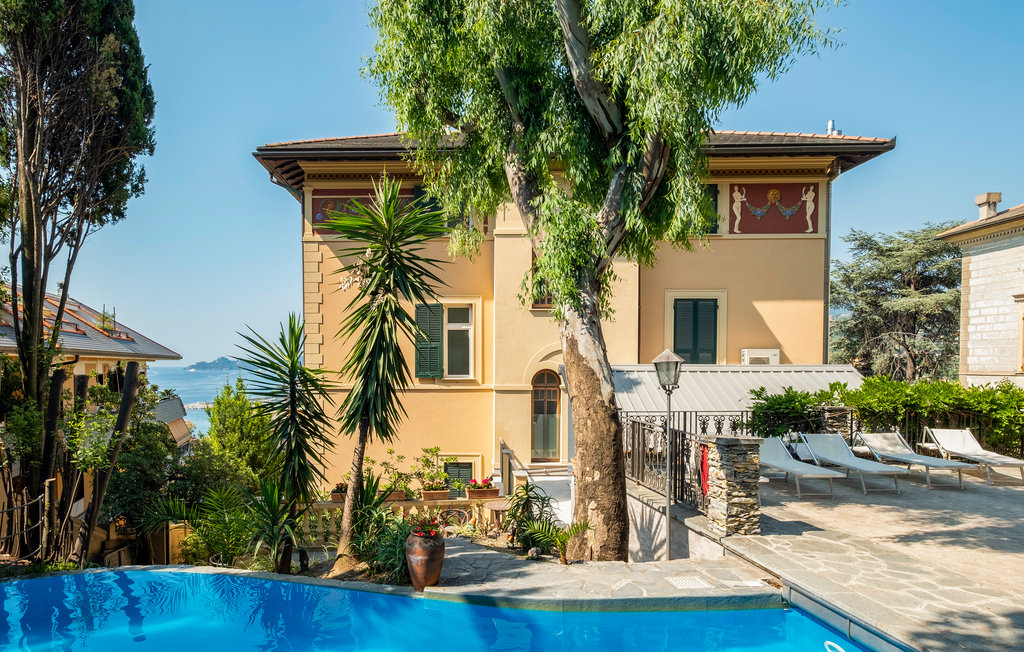 Elegant zolderappartement met prachtig uitzicht, mooi terras met uitzicht op zee en gemeenschappelijk zwembad, op slechts 10 minuten lopen van de zee en de stranden van Rapallo. Het appartement is gel..