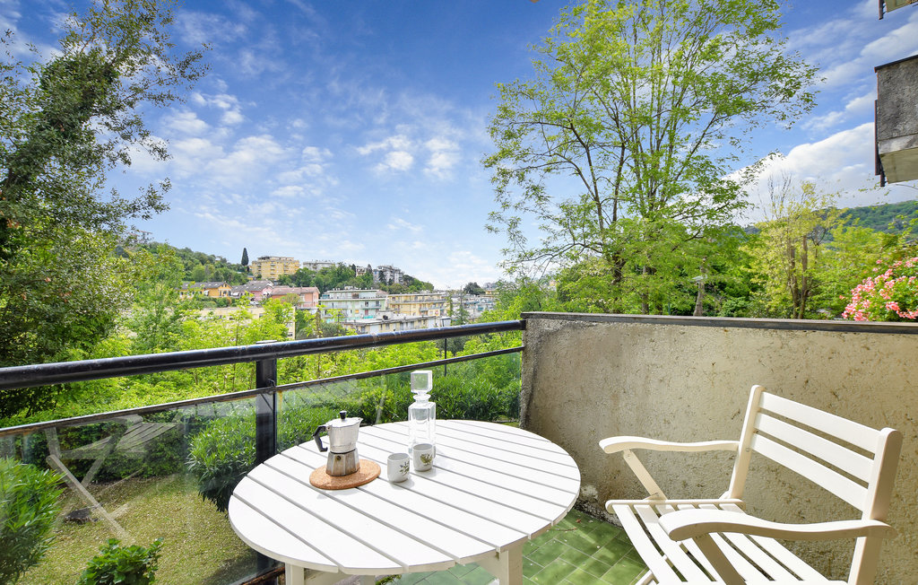 Helle Ferienwohnung im ersten Stock (mit Aufzug) einer Residenz in der bekannten Stadt Rapallo, die eines der wichtigsten Touristenziele in Ligurien ist. Terrasse für angenehme Abendessen im Freien. ..